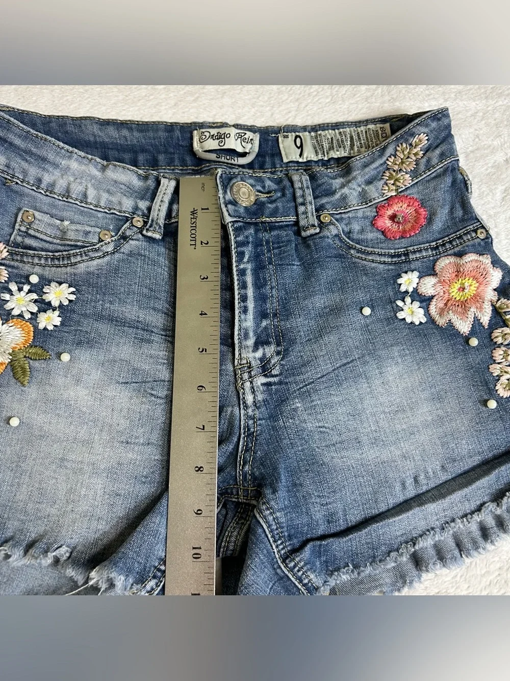Indigo Rein Women's Shorts Size 9 Blue Denim Embroidered Floral Raw Hem